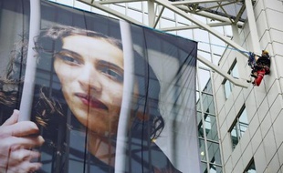 Faiza Oulahsen a passé plus de deux mois en prison à la suite de l'action de Greenpeace dans les eaux du Grand Nord russe mais la militante se dit "encore plus engagée" pour la protection de l'Arctique après cette épreuve.