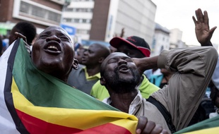 Des supporters de l'opposition manifestent à Harare, le 31 juillet 2018.