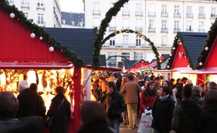 Le marché de Noël 2015 se tient places Royale et du Commerce.
