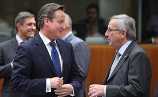 Le 22 novembre 2012, en pleine crise de la zone euro, le Premier ministre britannique David Cameron échangeant quelques mots avec son homologue du Luxembourg Jean-Claude Juncker, dont il a combattu la nomination à la tête de la Commission européenne