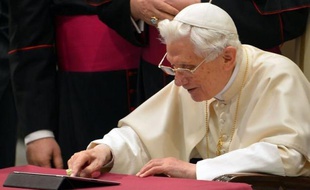 Benoît XVI a lancé avec son nouveau compte Twitter ses premiers tweets urbi et orbi pour notamment bénir ses quelque 1,2 million de "followers" au cours de l'audience générale de mercredi, relevant ainsi le défi des réseaux sociaux où l'Eglise est souvent très critiquée par les jeunes internautes.