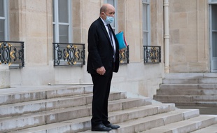 Jean-Yves Le Drian, le ministre des Affaires étrangères, sur le pérron de l'Elysée.