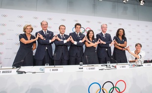 Emmanuel Macron aux côtés de Tony Estanguet, Anne Hidalgo et les soutiens officiels de Paris-2024, le 11 juillet 2017, à Lausanne.