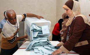 Début des opérations de dépouillement des élections législatives et présidentielle au Kurdistan autonome, en Irak, le 25 juillet 2009.