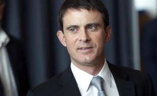 Manuel Valls à la sortie de l'isoloir dans un bureau de vote le 25 mai 2014 à Evry