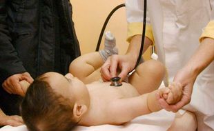 Un enfant souffrant de bronchiolite est ausculté par une pédiatre.