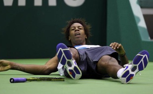 Gaël Monfils à terre lors de son match face à Rafael Nadal, à Rotterdam, le 14 février 2009.
