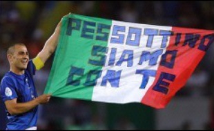 Le diagnostic sur l'état de santé de l'ancien joueur de la Juventus Turin Gianluca Pessotto "reste réservé", mais "l'absence de nouvelles complications permet un optimisme prudent", a indiqué samedi le chef du service de l'hôpital où a été admis l'ancien international italien après sa tentative de suicide.