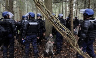 Comme Geneviève Coiffard, figure non-violente des opposants historiques au projet d'aéroport de Notre-Dame-des-Landes, qui sent monter "la haine", des dizaines de manifestants de tous âges exprimaient samedi leur indignation de s'être fait traiter de "kystes" par Manuel Valls.