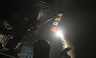 Frappe américaine en Syrie: le destroyer USS Ross tire des missiles Tomahawk depuis l'Est de la Méditerranée, le 7 avril 2017.