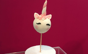 Une tête de licorne en pâte à sucre et pâte de modelage.