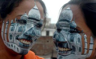 Le Taj Mahal est peint sur le visage de jeunes indiennes qui se mobilisent pour que le monument historique devienne une des Sept Merveilles du Monde, le 26 juin 2007.
