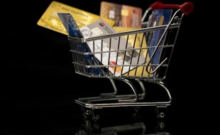 Des cartes de crédit dans un caddy miniature