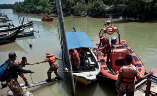 Le 18 juin 2014, les secours recherchent des survivants dans le naudrage d'un bateau transportant des clandestins en Malaisie.