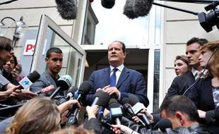 Jean-Christophe Cambadélis s'exprime devant les journalistes sur l'affaire DSK le 16 mai 2011 devant le siège du Parti socialiste, rue de Solférino, à Paris.