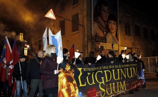 Chaque année, les identitaires de Lyon, mouvement proche de l'extrême droite, organise une montée aux flambeaux le 8 décembre pour dénoncer