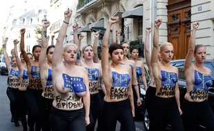 Des Femen se sont invitées à la conférence de presse du Front national mardi 22 avril 2014