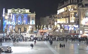 La file d'attente du Popeyes vue depuis la webcam de la Comédie à Montpellier.