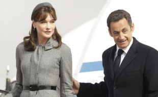A leur arrivée à l'aéroport londonien de Heathrow, vers 11h30 GMT, le président et son épouse, habillée d'un élégant ensemble gris avec petit béret assorti, ont été accueillis par le prince Charles et son épouse Camilla, avant de partir en convoi vers Windsor.