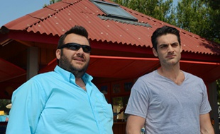 Laurent Ournac et Gil Alma dans Camping Paradis.
