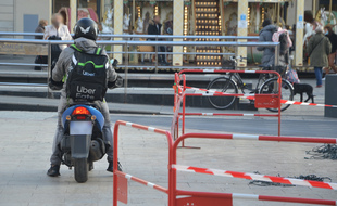 Un livreur à scooter sur la place de la Comédie, à Montpellier