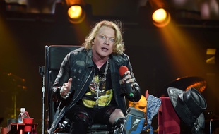 Le chanteur Axl Rose était sur scène avec sa jambe immobilisée, à Marseille.