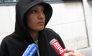 Amina Sboui à la sortie du commissariat central du 18e à Paris où elle a déposé plainte pour une agression
