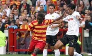 Cinq buts, dont deux de Dindane et un d'Akale, ont qualifié Lens pour le 1er tour de Coupe de l'UEFA aux dépens des Suisses des Young Boys de Berne (5-1) et validé les premiers choix tactiques de Jean-Pierre Papin, en match préliminaire retour du 2e tour, jeudi à Lens.