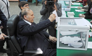 Le président algérien Abdelaziz Bouteflika vote lors d'élections locales le 23 novembre 2017, dans un bureau de vote à Alger.