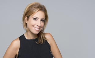 La journaliste Léa Salamé présente « L'émission politique » aux côtés de David ¨Pujadas sur France 2.