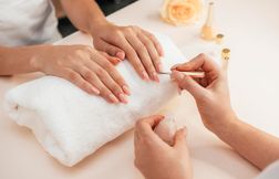 Certains vernis semi-permanents bientôt interdits à la vente en Europe
