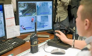 Les policiers repèrent des suspects et guident leurs collègues dans les couloirs des Halles.