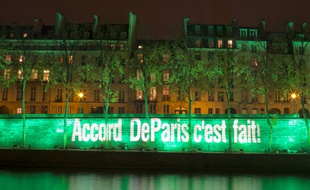 Le pont Marie, sur la Seine, illuminé en vert après la signature de l'accord de Paris, le 4 novembre 2016.
