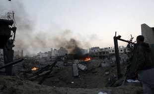 L'aviation et la marine israéliennes ont repris tôt lundi leurs bombardements de la bande de Gaza, faisant trois morts dont un enfant de cinq ans, au lendemain de la journée la plus meurtrière de l'offensive de l'Etat hébreu qui a tué 31 Palestiniens.