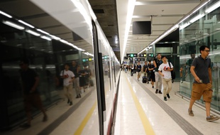 Des passagers dans le nouveau terminal de la gare de West Kowloon à Hong Kong, le 23 septembre 2018.