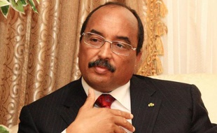 Le président mauritanien Mohamed Ould Abdel Aziz, qui a été blessé samedi au bras par une balle sera évacué dimanche vers Paris, après avoir été opéré à l'hôpital militaire de Nouakchott.
