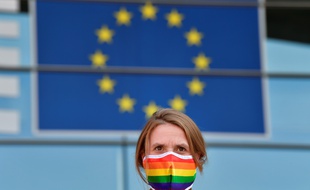 Une militante des droits LGBT devant le Parlement européen.