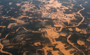 Vue aérienne des inondations à Pengkalan Chepa, en Malaisie, le 27 décembre 2014