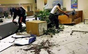 Jusque dans le quartier chic de Kolonaki, les carcasses carbonisées de voitures, les alignements de vitrines brisées et les tas de poubelles fumants attestaient mardi matin de la rage des contestataires, que des forces anti-émeutes dispersées et sur la défensive ont échoué à contenir pendant des heures.