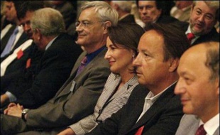 Alors que le message des socialistes réunis en Conseil national (CN) devait être concentré sur la campagne des législatives de juin, organisée avec "un dispositif ordonné et coordonné", selon le premier secrétaire François Hollande, Mme Royal a immédiatement tiré des leçons de la période qui s'achève.