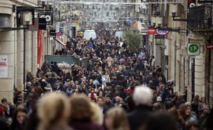 Des gens marchent dans une rue de Bordeaux, le 8 janvier 2014