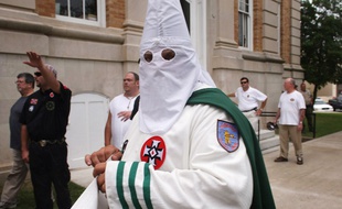 Un membre des Fraternal White Knights of the Ku Klux Klan, en juillet 2011, à Pulaski (Tennessee).