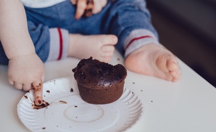 Un enfant mange un gâteau (Illustration)