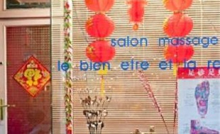 Un salon aux rideaux tirés dans le 17e.