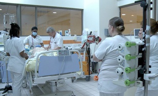 Au service des urgences de l'hôpital d'Avicenne à Bobigny, le personnel doit aussi absorber l'afflux de patients qui n'ont pas accès à la médecine de proximité.