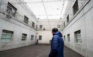 La porte s'ouvre et un policier relâche un sans-papier. Cris de joie et embrassades dans le "peigne", cette zone de vie sinistre du centre de rétention administrative de Marseille où se côtoient une vingtaine d'étrangers en situation irrégulière.