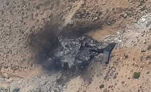 Capture d'écran d'une vidéo de l'agence de presse turque DHA montrant les débris d'un bombardier russe après le crash survenu le 14 août 2021 à Kahramanmaras, dans le sud de la Turquie.