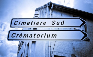 Panneaux routiers indiquant un cimetière et un crématorium.