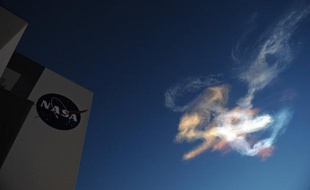 La société américaine SpaceX est très près de réaliser le premier vol privé vers la Station spatiale internationale (ISS) avec "une bonne chance" de pouvoir procéder au lancement comme prévu le 30 avril, a estimé lundi un haut responsable de la Nasa.