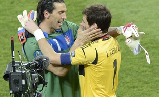 Buffon et Casillas après la finale de l'Euro 2012.